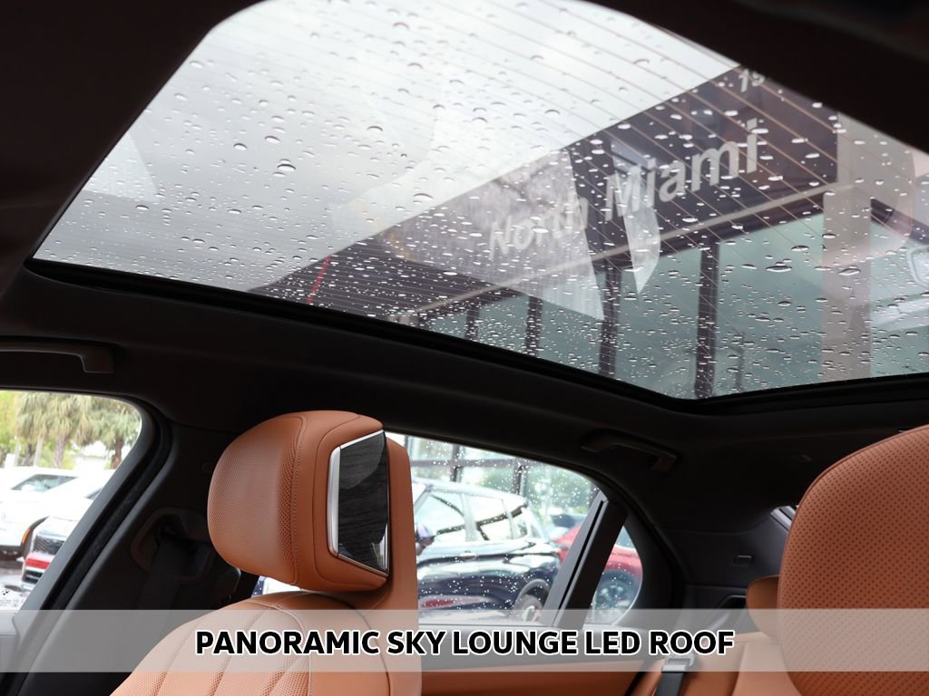 Used 2023 BMW 740i w/ Parking Assistance Package image 4