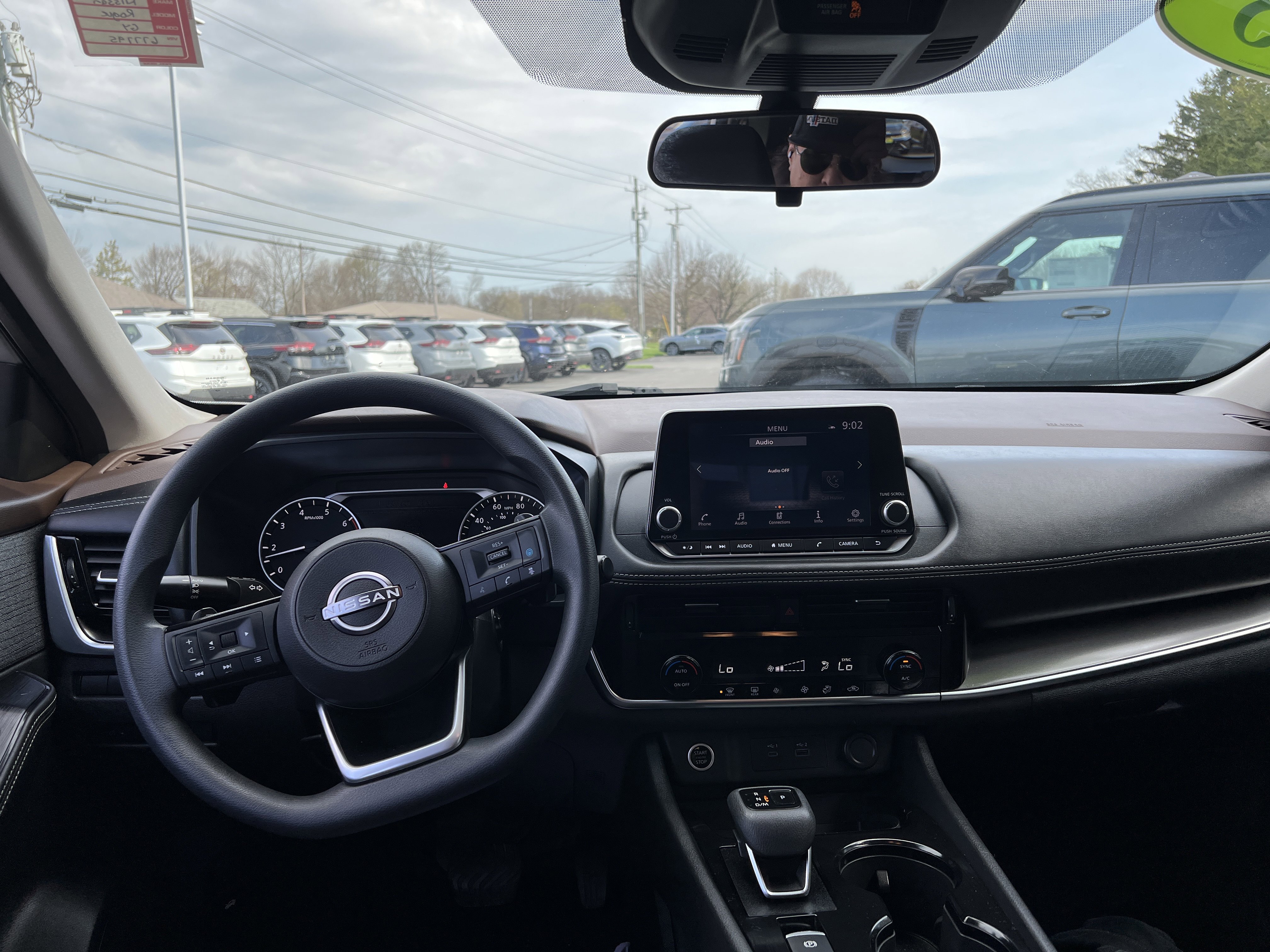 Used 2023 Nissan Rogue SV image 5