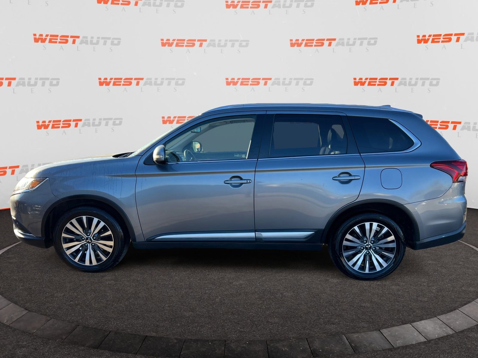 Used 2020 Mitsubishi Outlander SE image 2