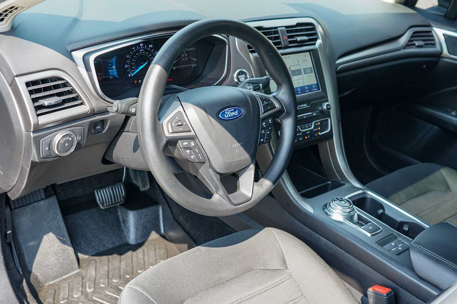 Used 2020 Ford Fusion SE FWD image 8