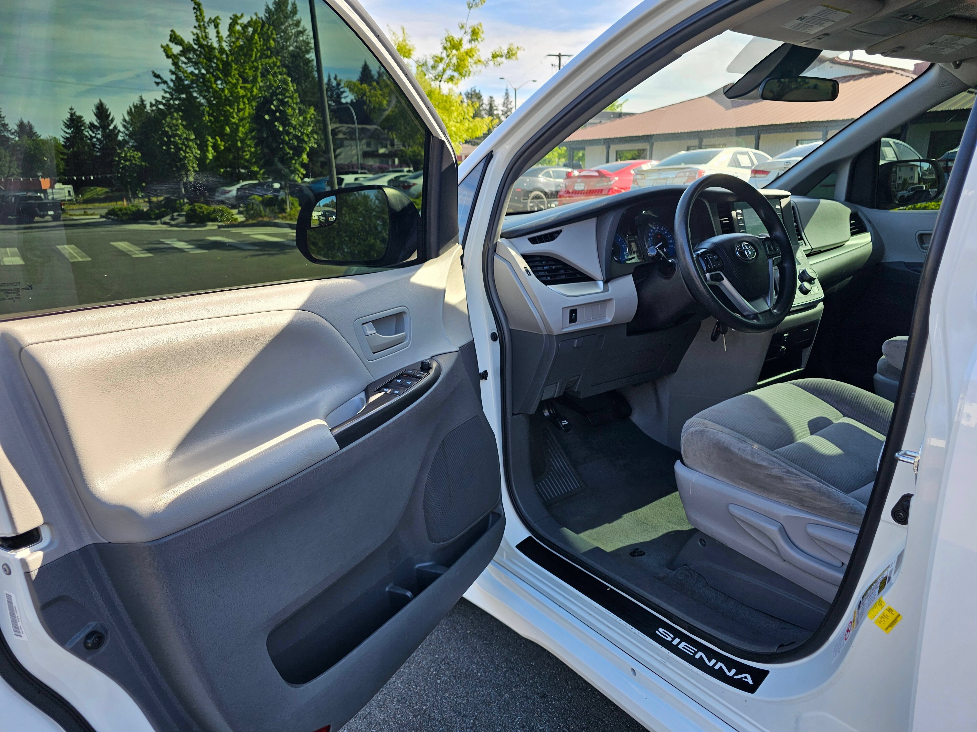 Used 2019 Toyota Sienna L w/ Carpet Mat Package FWD image 24