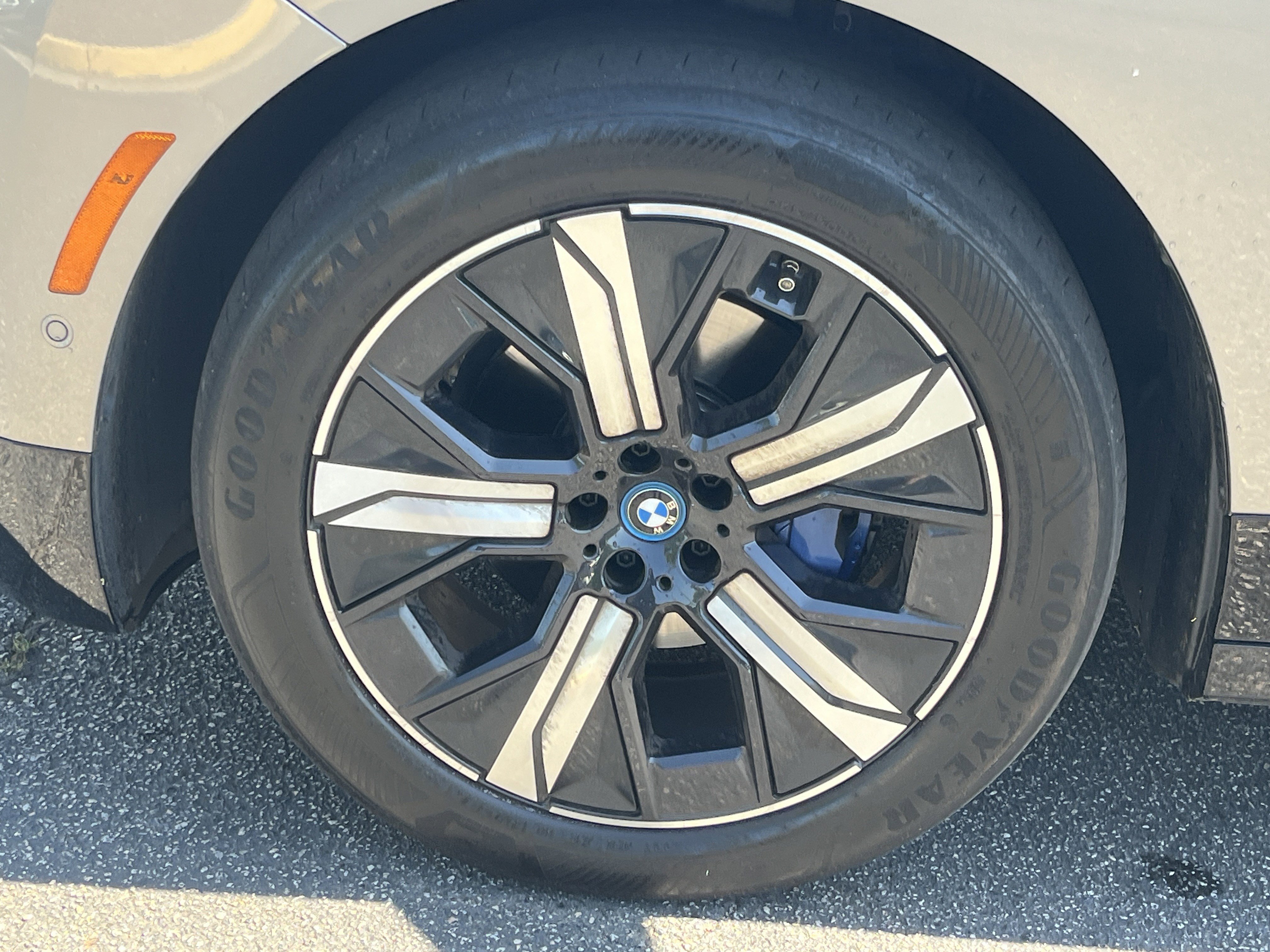 Used 2023 BMW iX xDrive50 w/ Sport Package AWD/4WD image 28