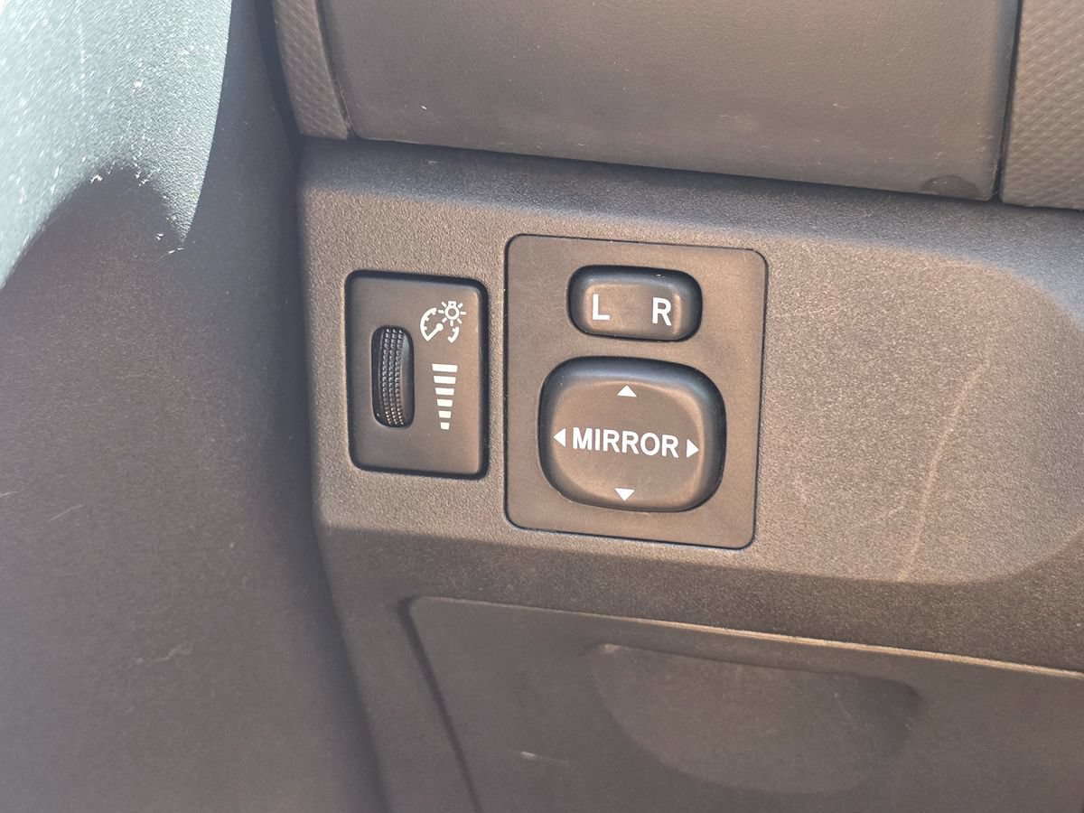 Used 2010 Toyota Yaris 4-Door Hatchback FWD image 45