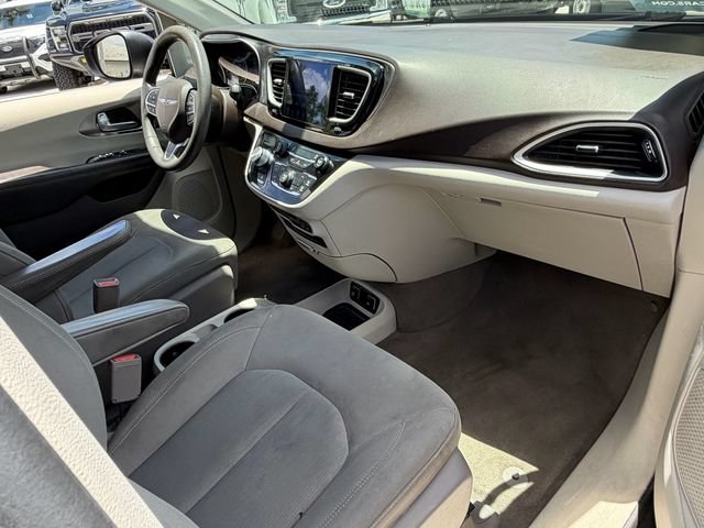 Used 2017 Chrysler Pacifica Touring w/ Tire & Wheel Group FWD image 14