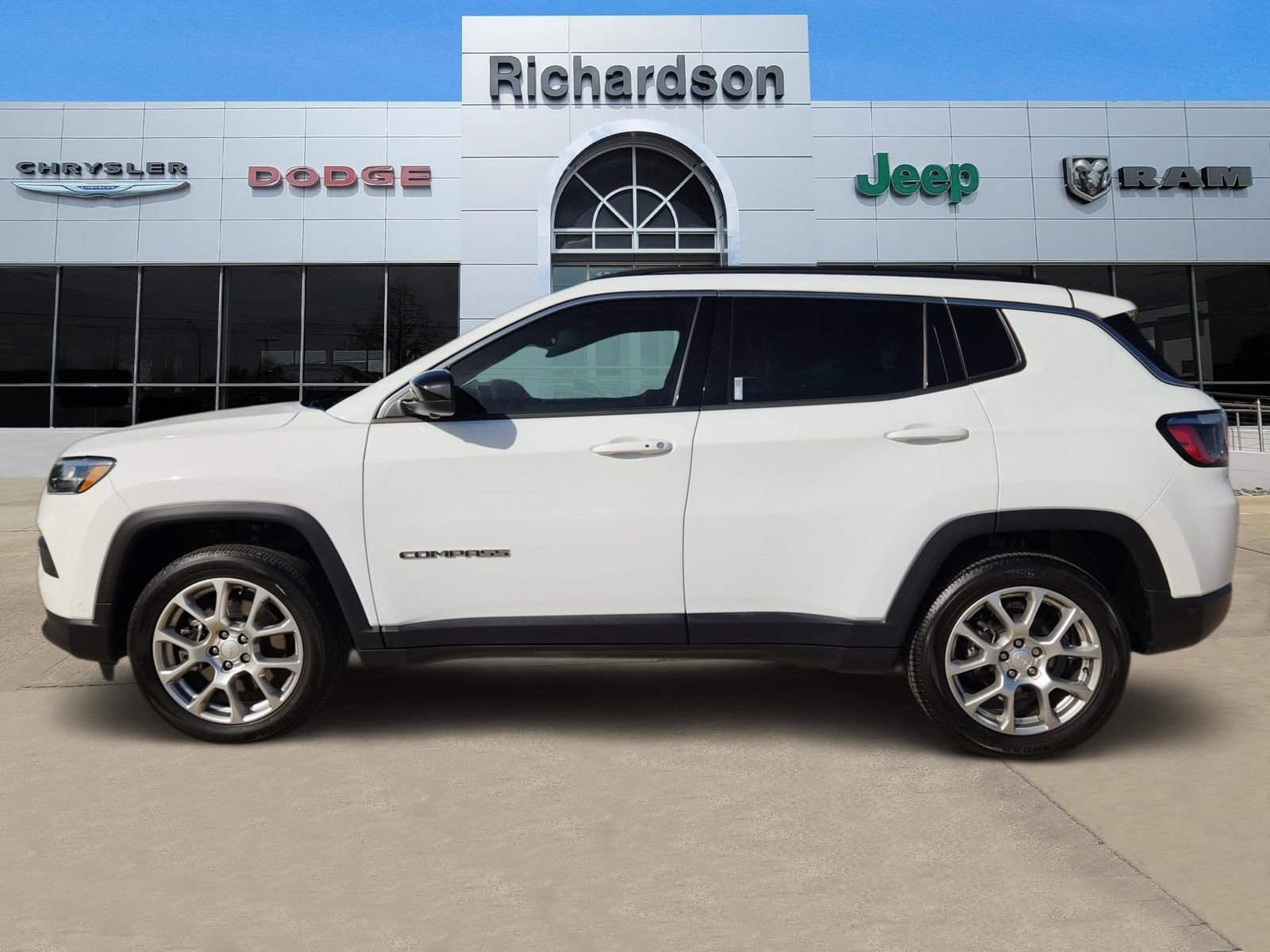 Used 2024 Jeep Compass Latitude w/ Sun and Sound Group image 3