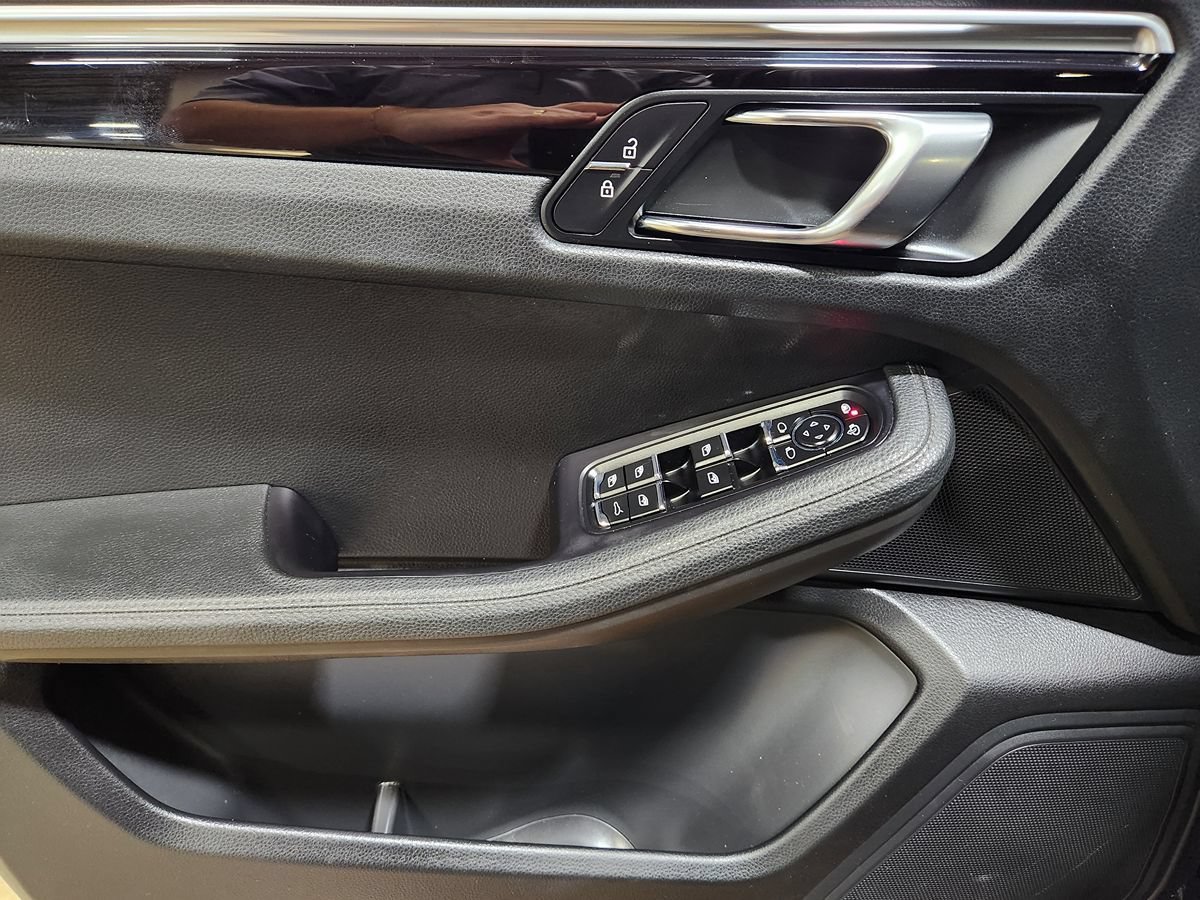 Used 2020 Porsche Macan AWD/4WD image 43