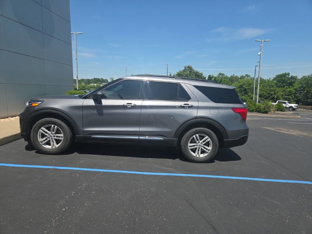Used 2021 Ford Explorer XLT w/ Equipment Group 202A AWD/4WD image 3