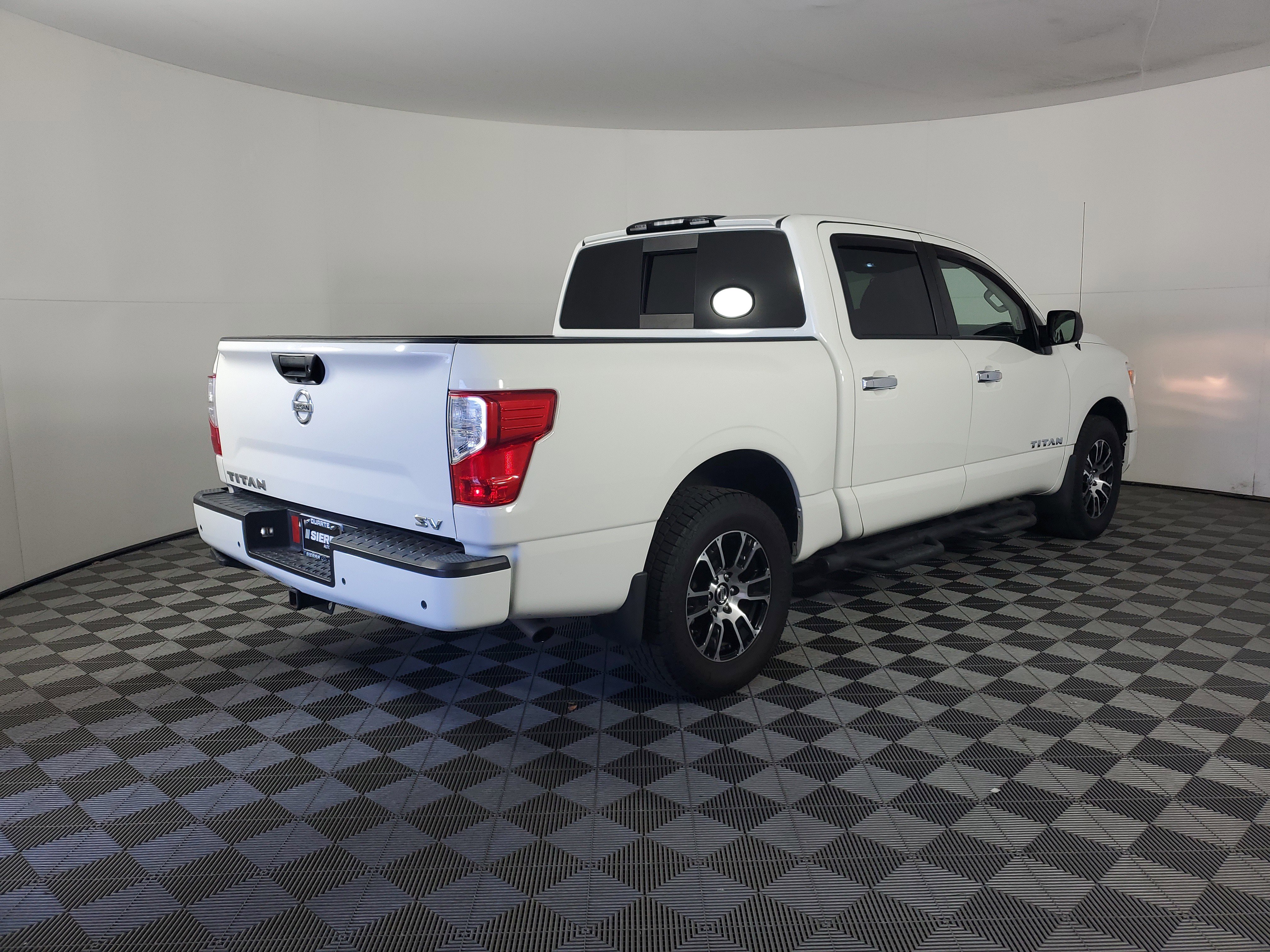 Used 2021 Nissan Titan SV w/ SV Convenience Package image 4
