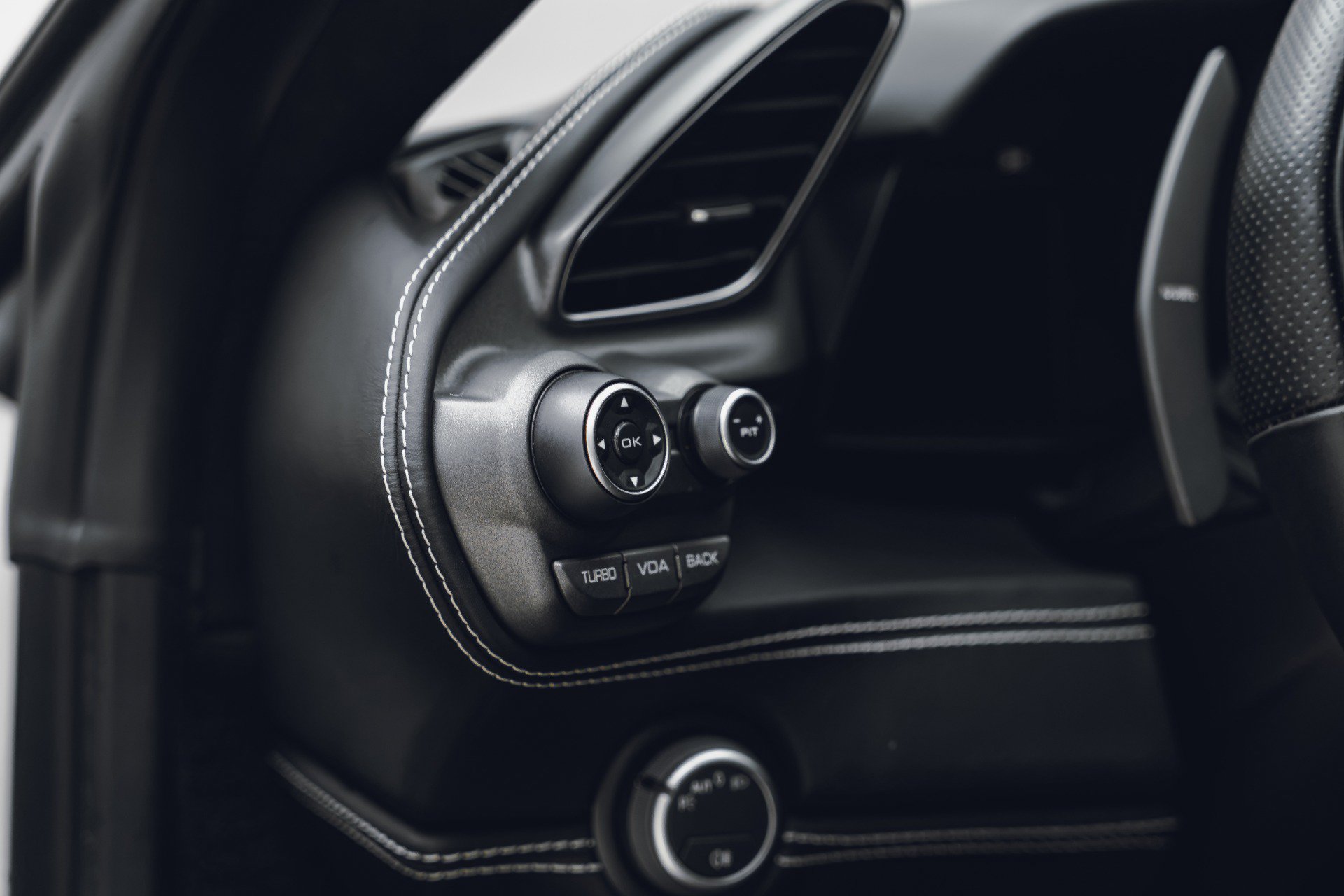Used 2018 Ferrari 488 GTB RWD image 39