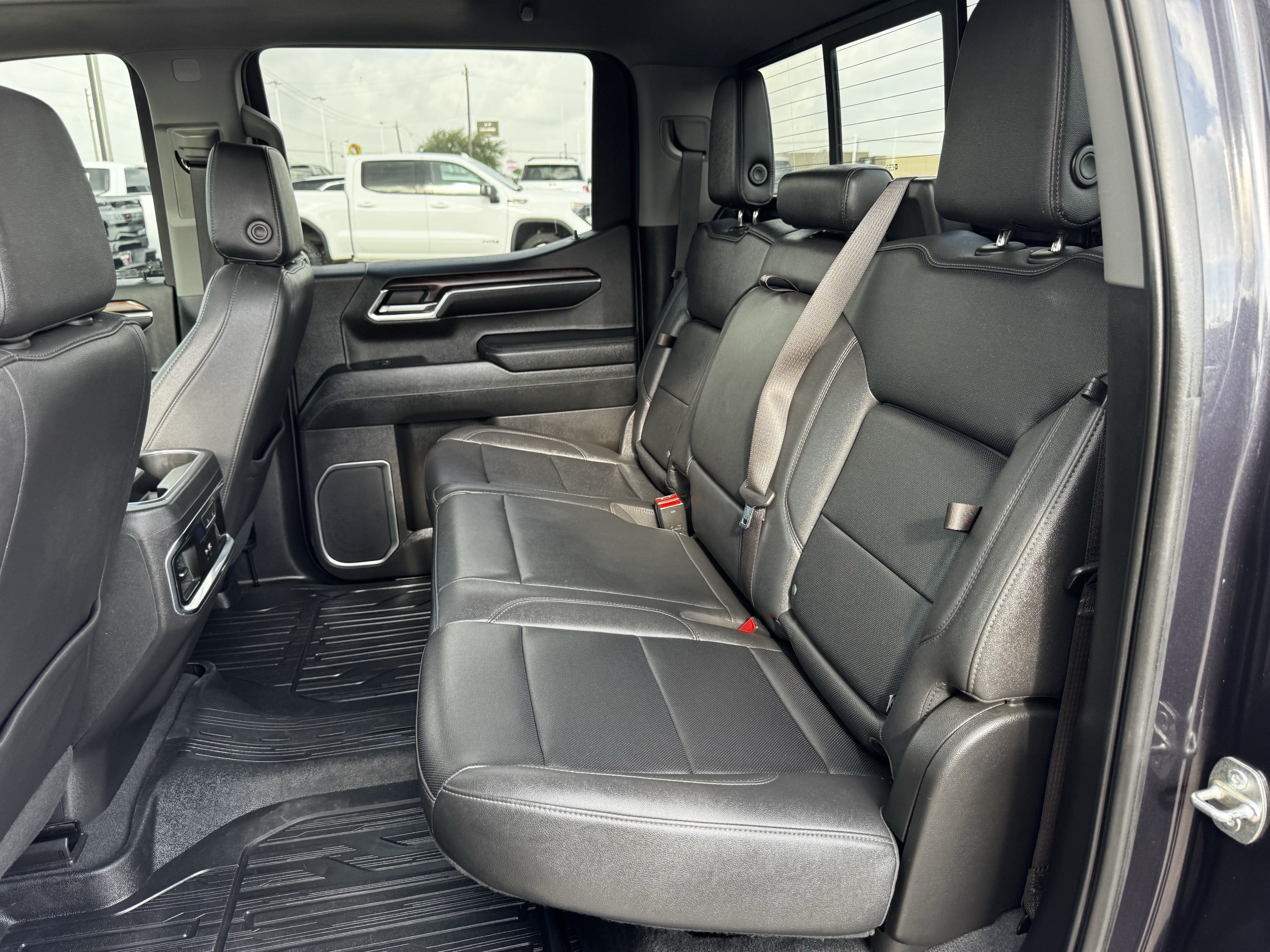 Used 2023 GMC Sierra 1500 SLT AWD/4WD image 32
