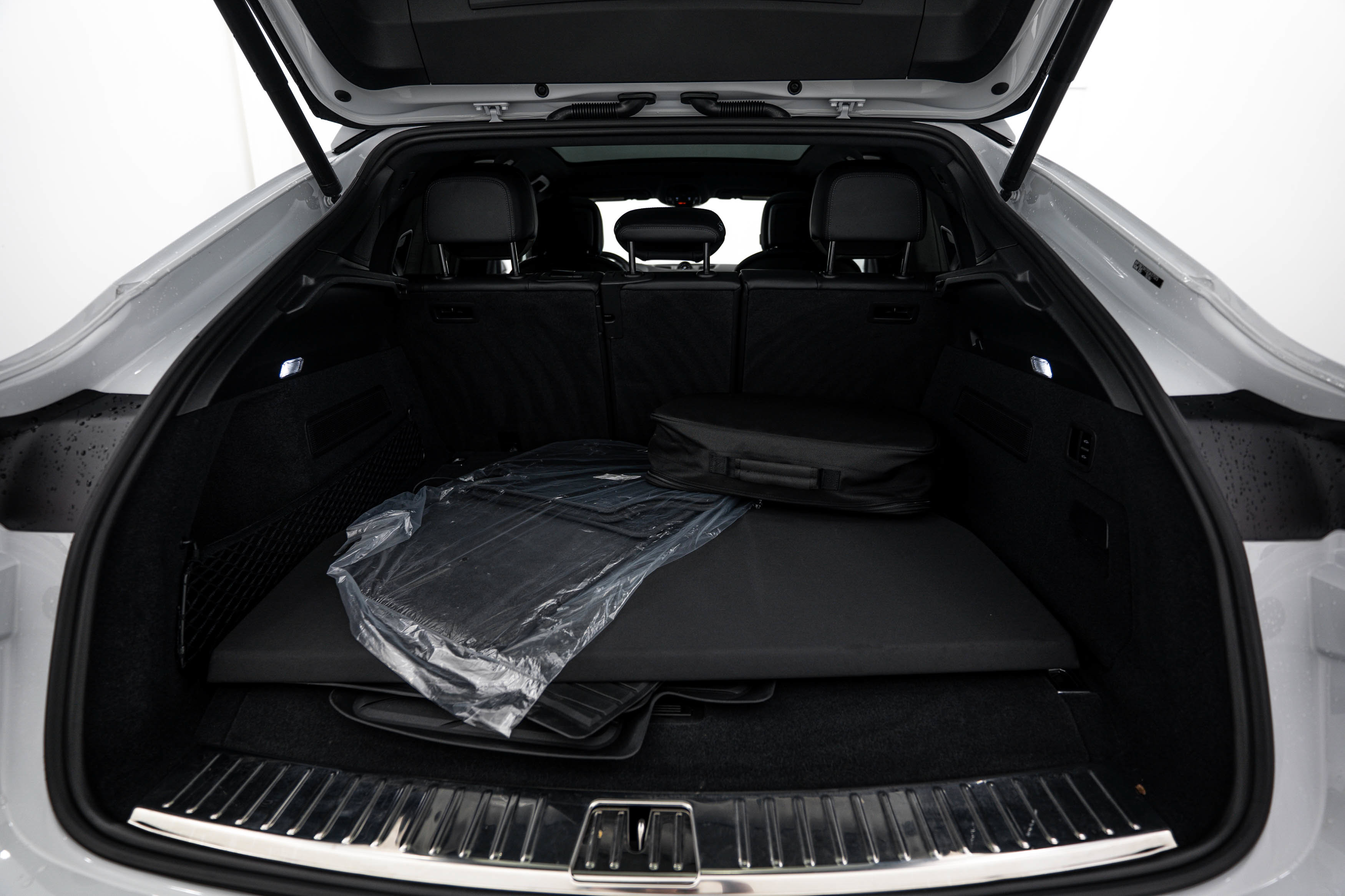 Certified 2025 Porsche Cayenne E-Hybrid Coupe AWD/4WD image 28