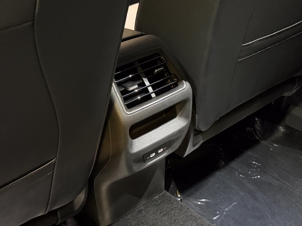 New 2026 Volkswagen Tiguan SE R-Line AWD/4WD image 23