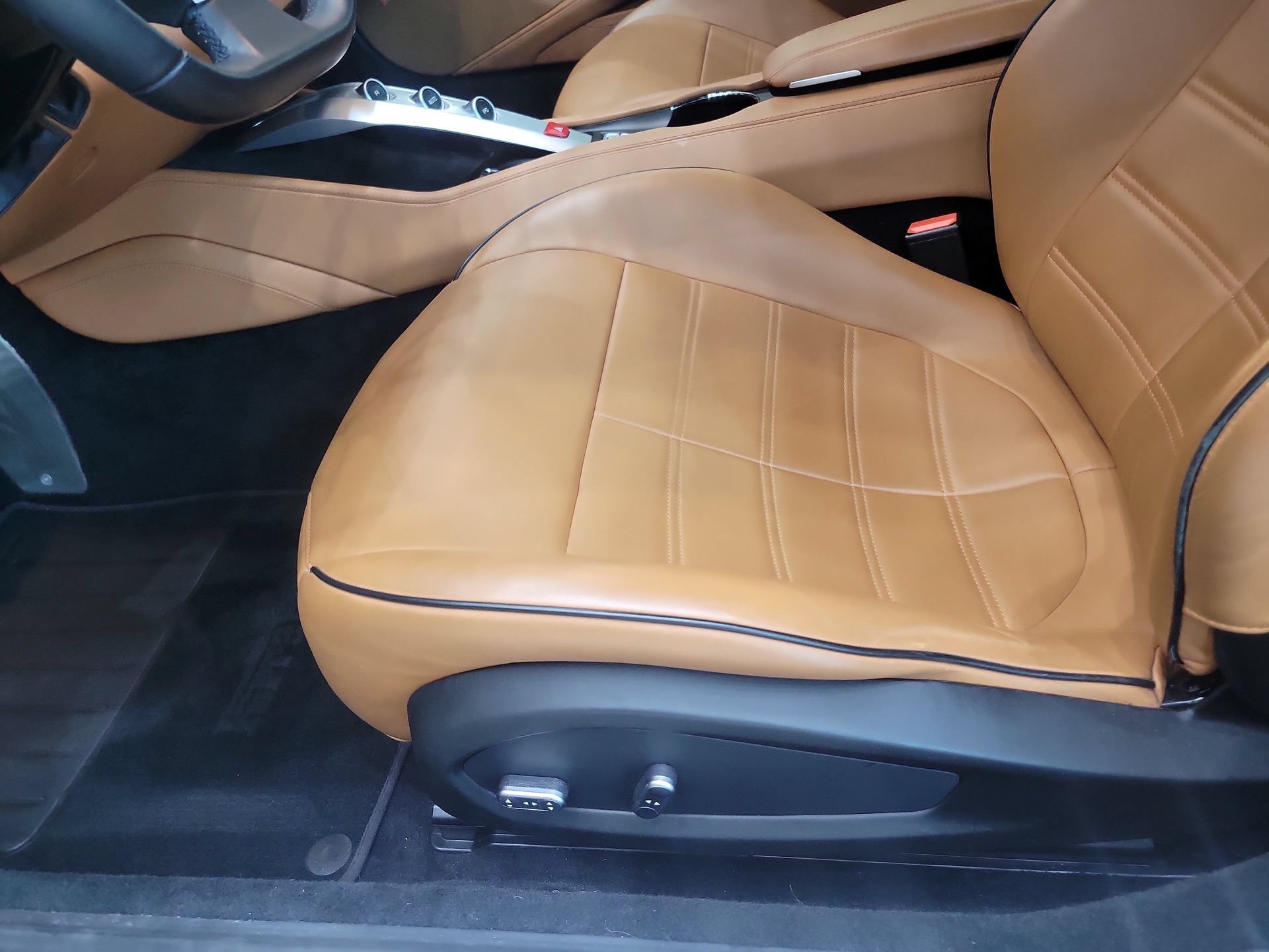 Used 2017 Ferrari California T RWD image 14