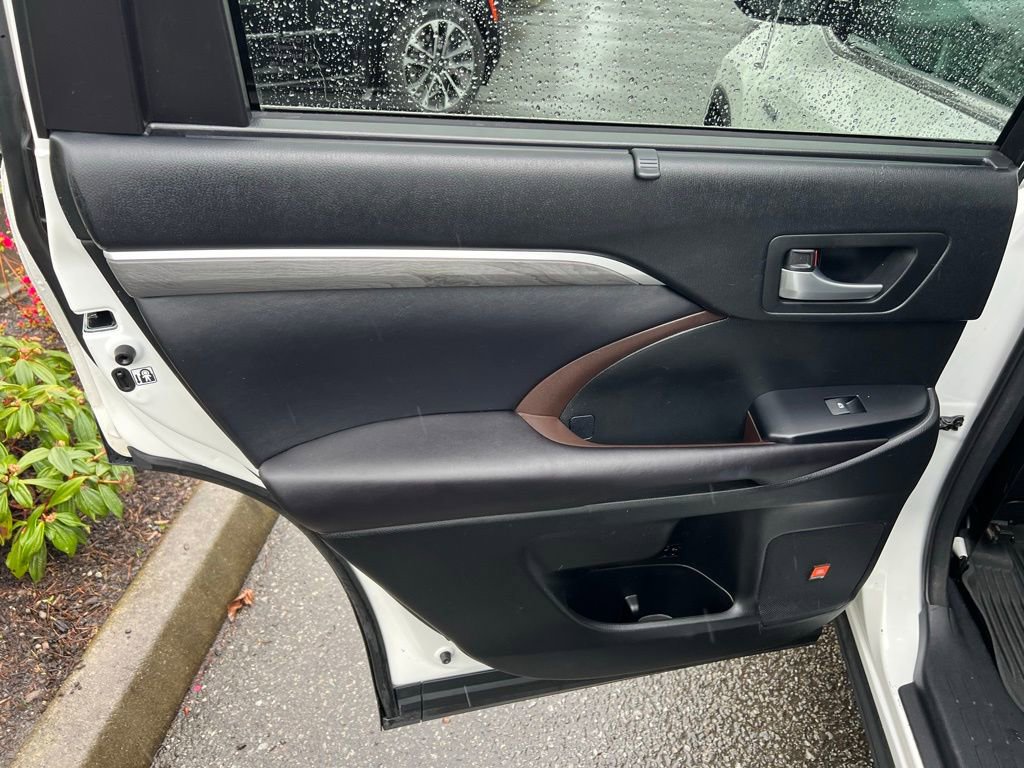 Used 2017 Toyota Highlander Limited Platinum image 16