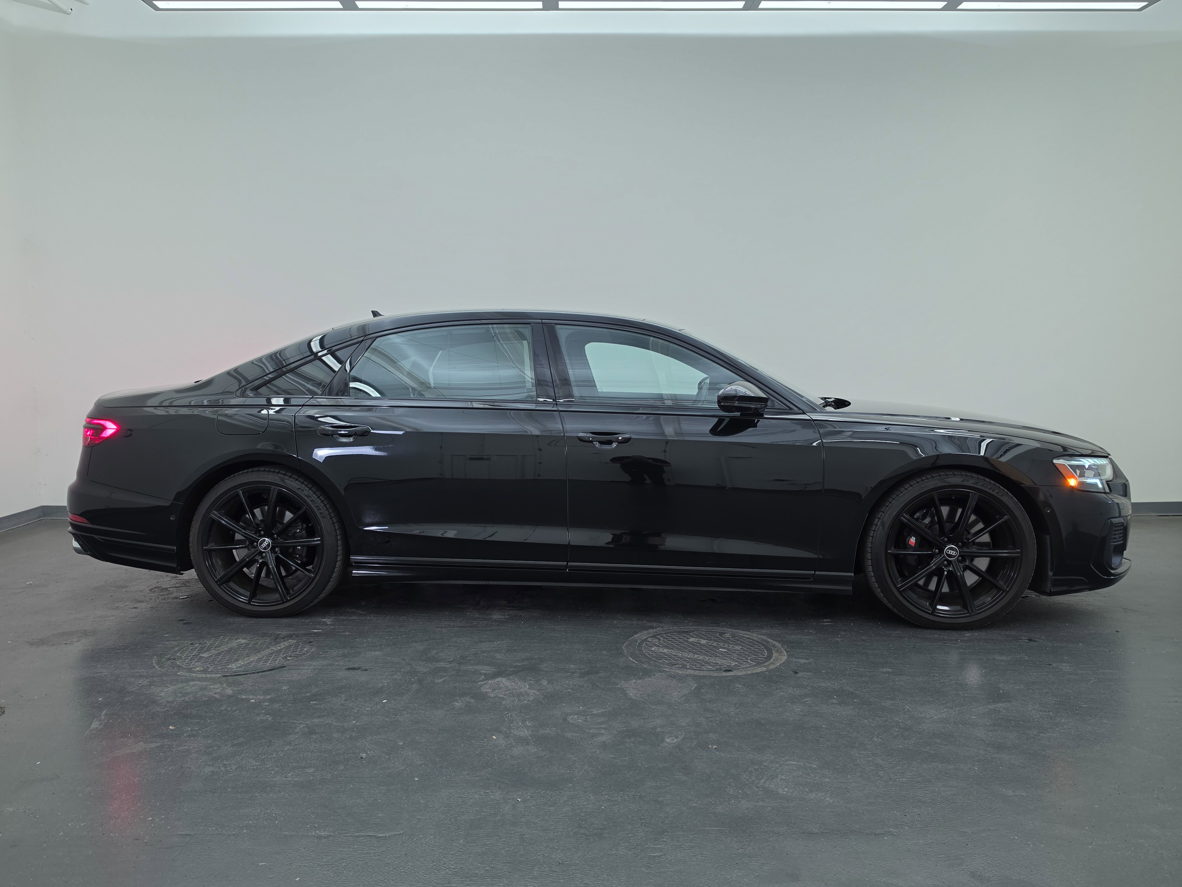 Used 2022 Audi S8 w/ S8 Comfort Plus Package AWD/4WD image 2