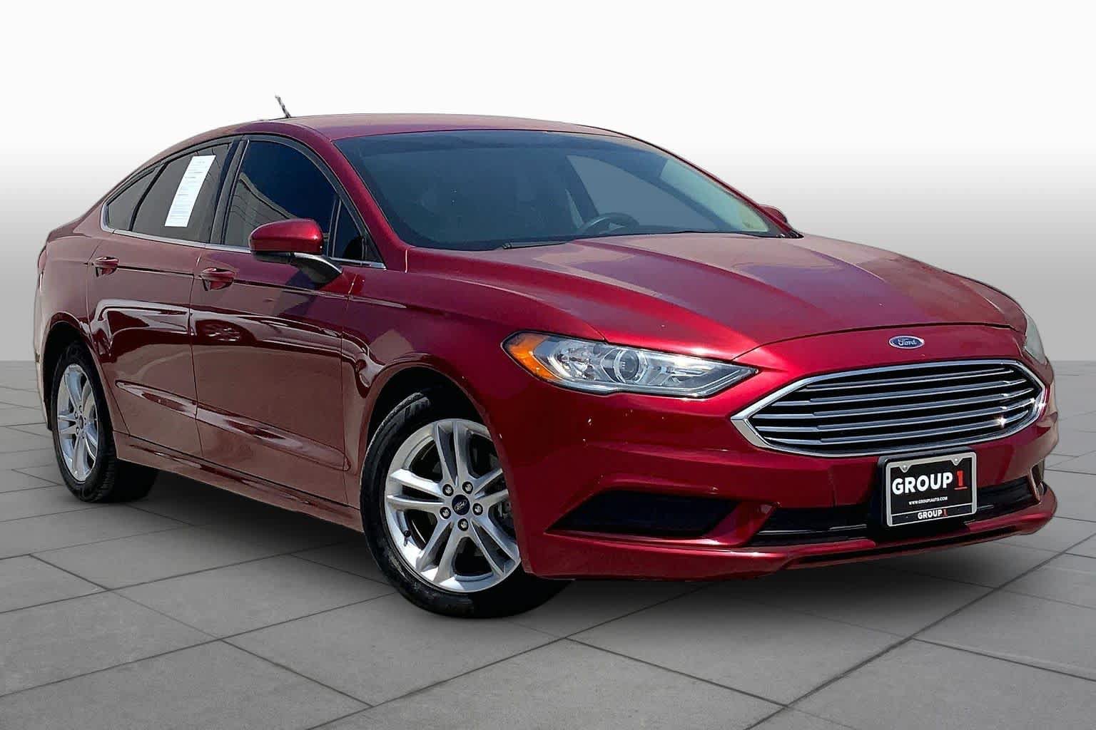Used 2018 Ford Fusion SE w/ Fusion SE Technology Package FWD image 3