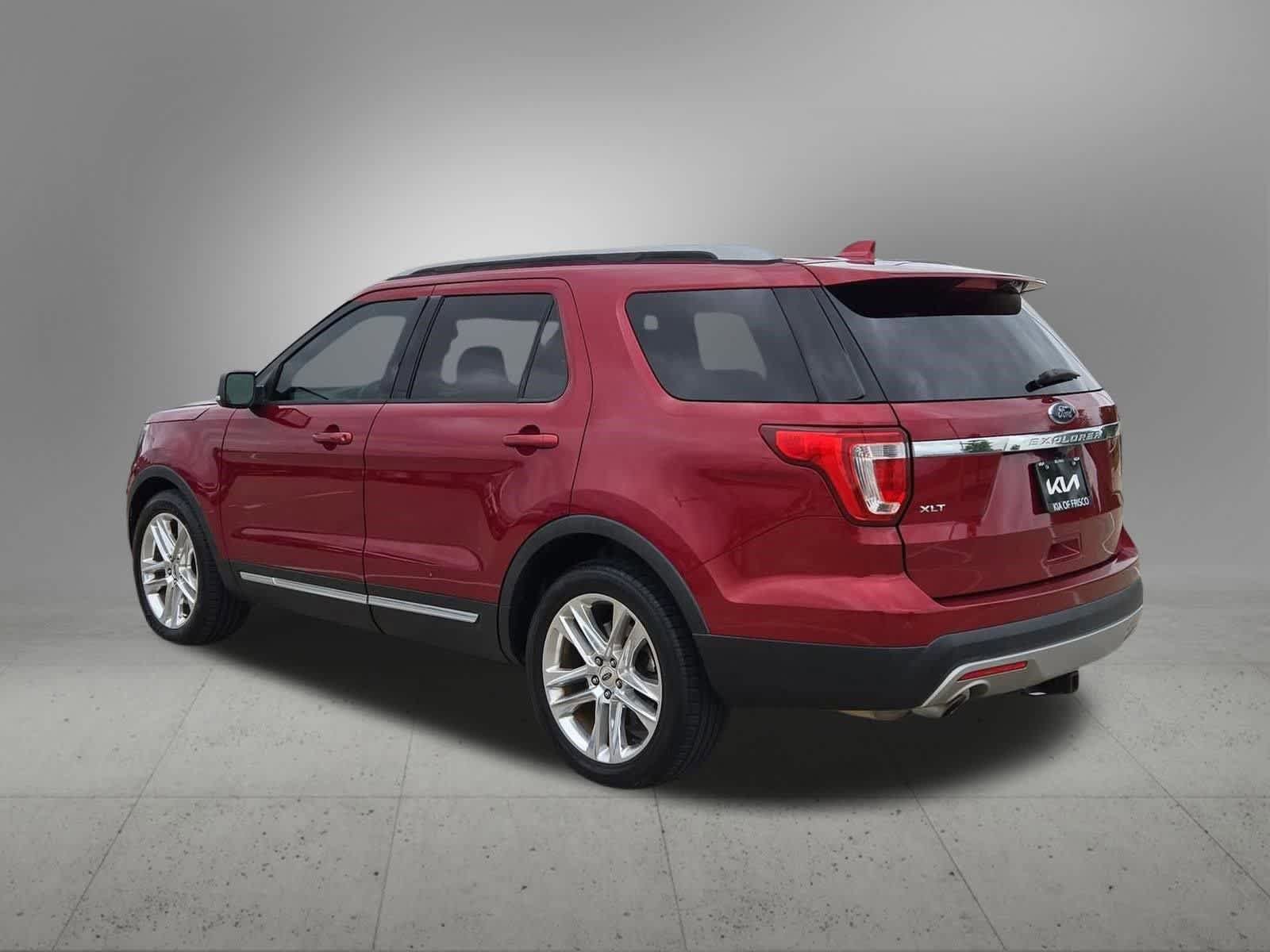 Used 2017 Ford Explorer XLT w/ Equipment Group 202A FWD image 4