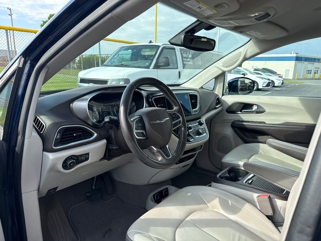 Used 2017 Chrysler Pacifica Touring-L Plus FWD image 8