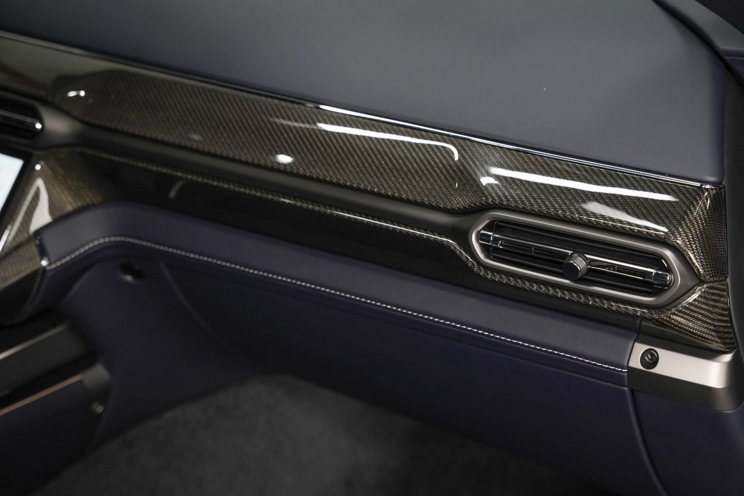Used 2025 Aston Martin Vanquish RWD image 37