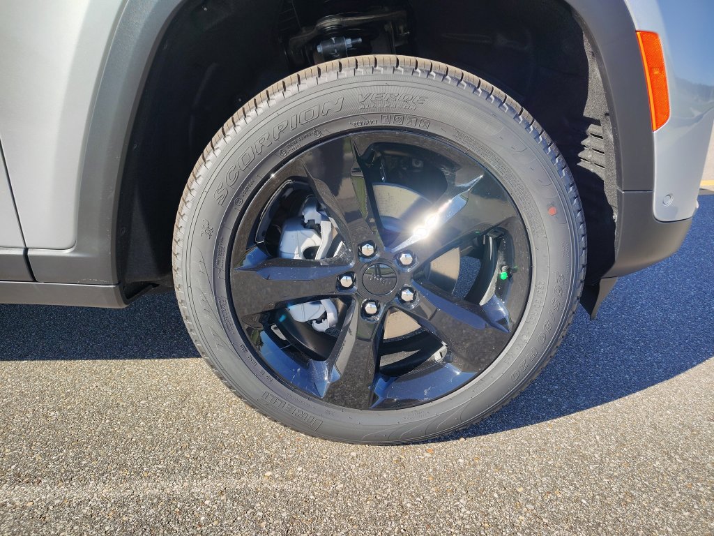 New 2025 Jeep Grand Cherokee Limited w/ Luxury Tech Group II RWD image 13