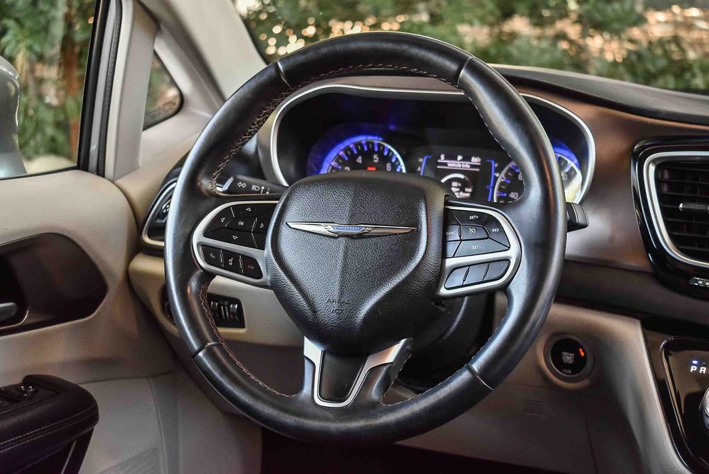 Used 2018 Chrysler Pacifica Touring-L image 14