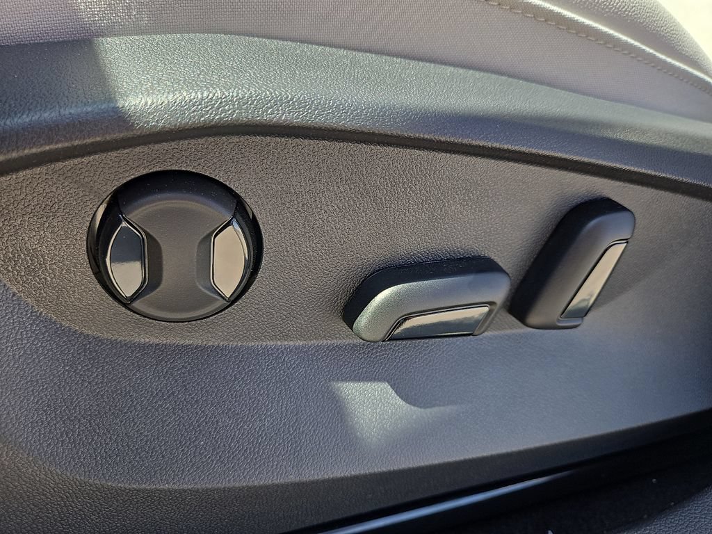 Certified 2025 Volkswagen Taos SE FWD image 19