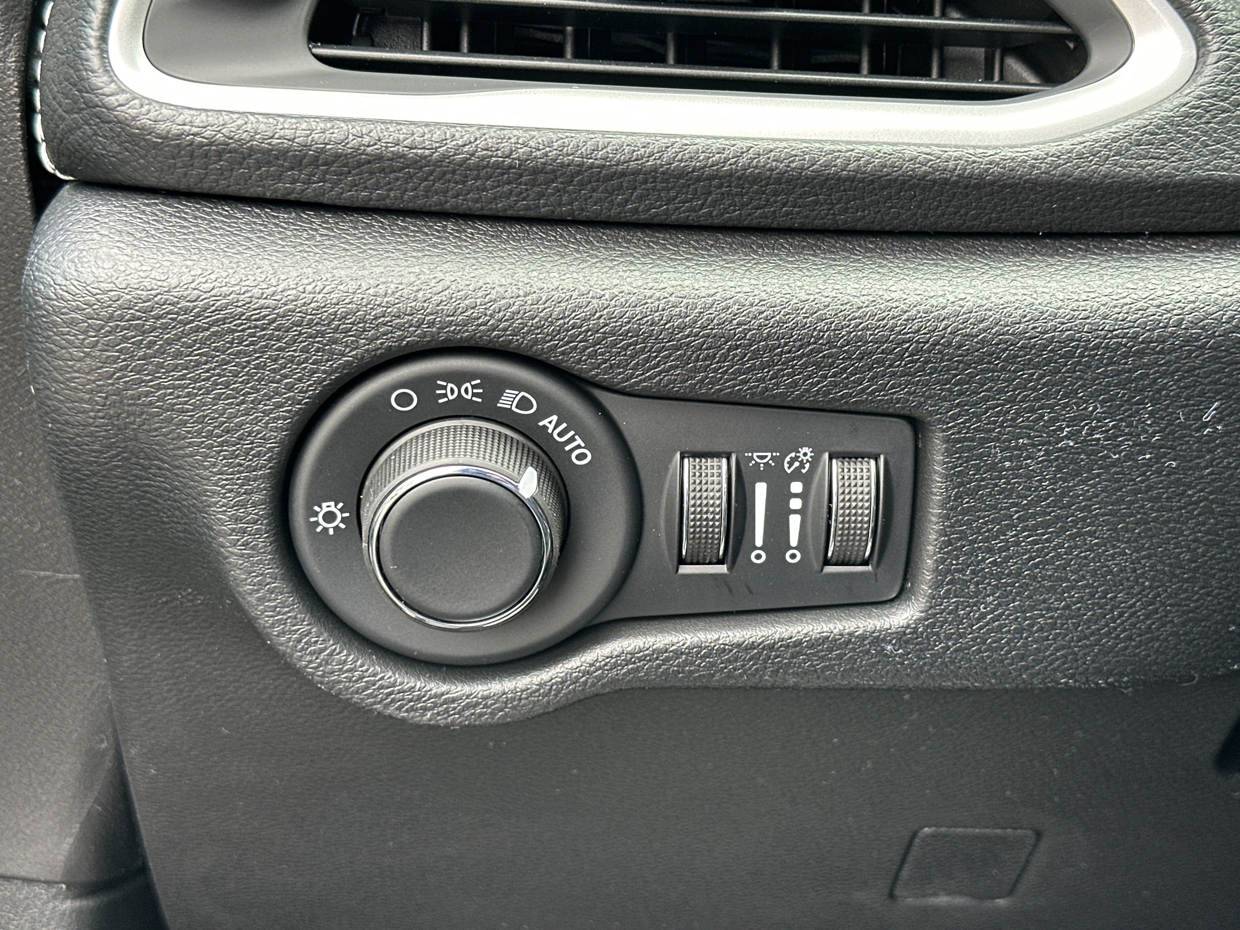 New 2027 Chrysler Pacifica Select w/ Family Tech Group FWD image 11