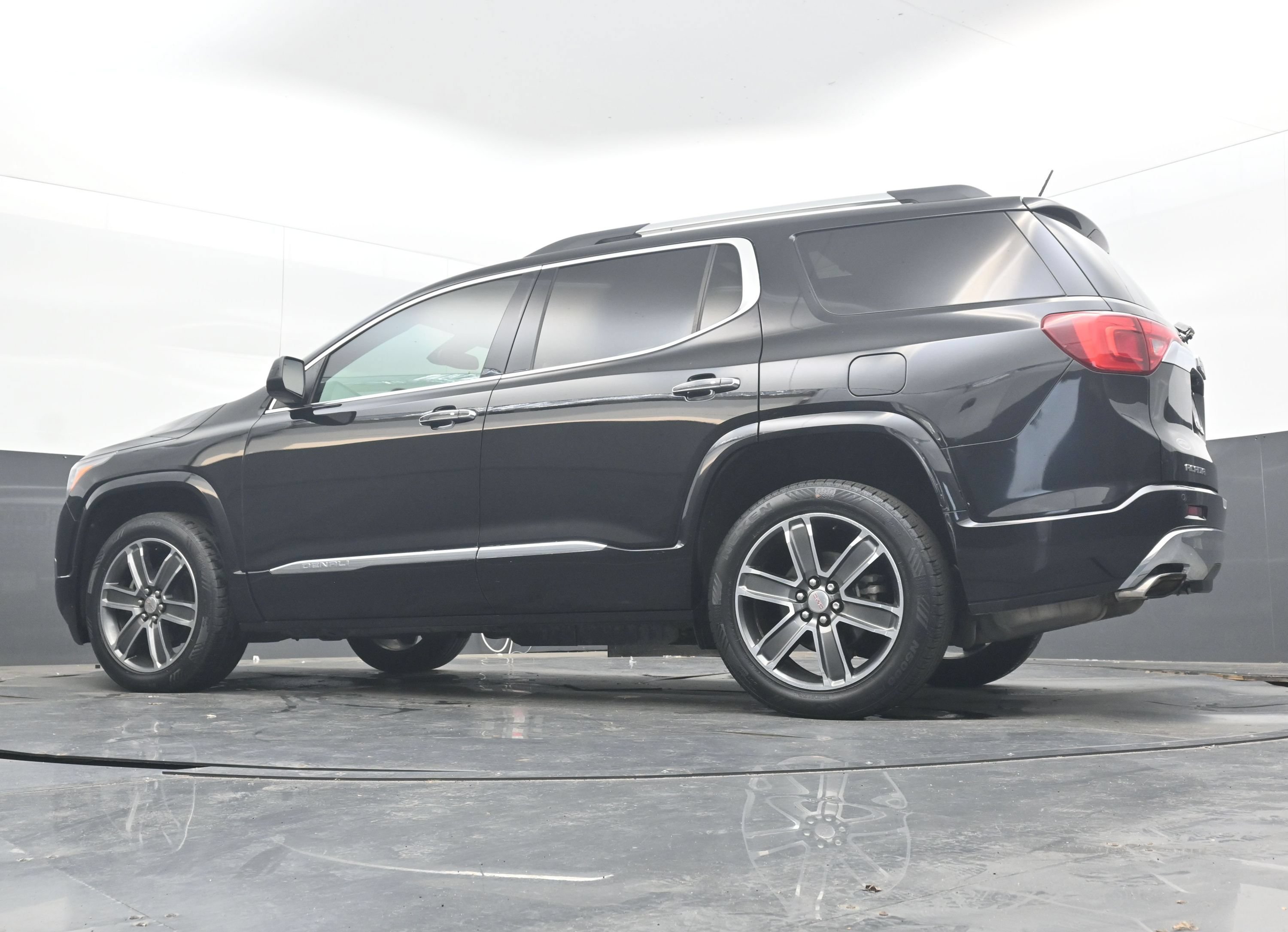 Used 2018 GMC Acadia Denali w/ Technology Package AWD/4WD image 24