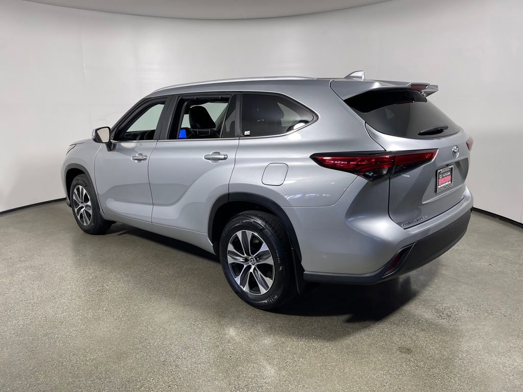 Used 2023 Toyota Highlander XLE image 5