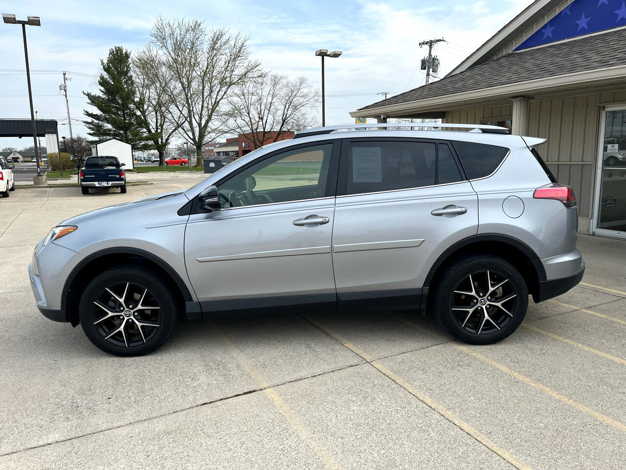 Used 2018 Toyota RAV4 SE w/ Power Extra Value Package image 4