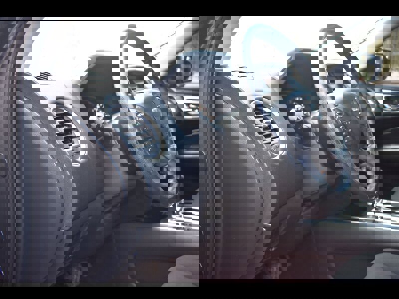 Used 2018 Nissan Pathfinder SV image 16