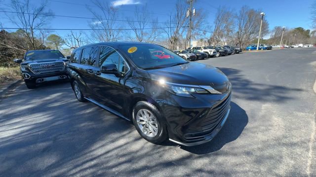 Used 2025 Toyota Sienna LE image 4