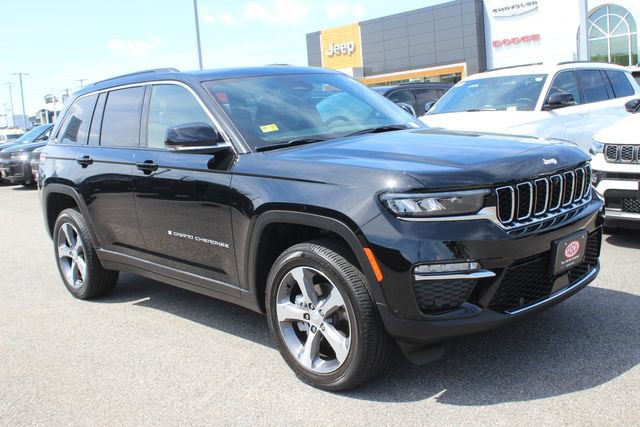 Used 2025 Jeep Grand Cherokee Limited w/ Luxury Tech Group II AWD/4WD image 1