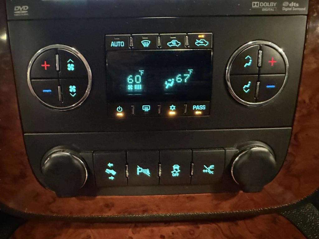 Used 2012 Chevrolet Avalanche LTZ AWD/4WD image 32