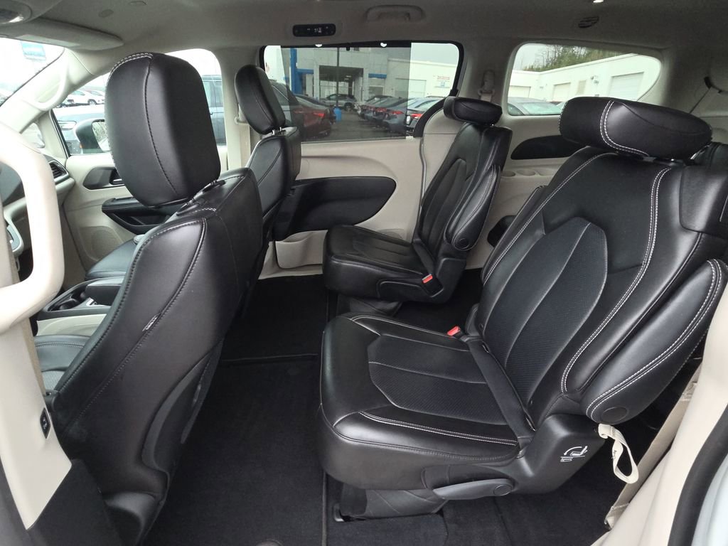 Used 2023 Chrysler Pacifica Touring-L image 27