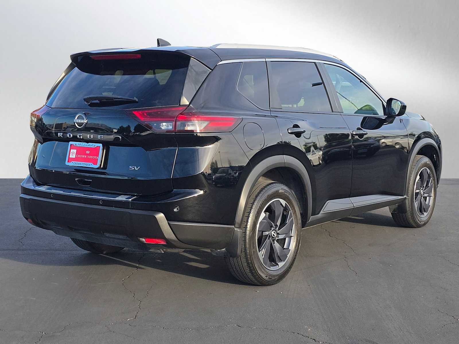 Used 2024 Nissan Rogue SV w/ SV Premium Package image 3