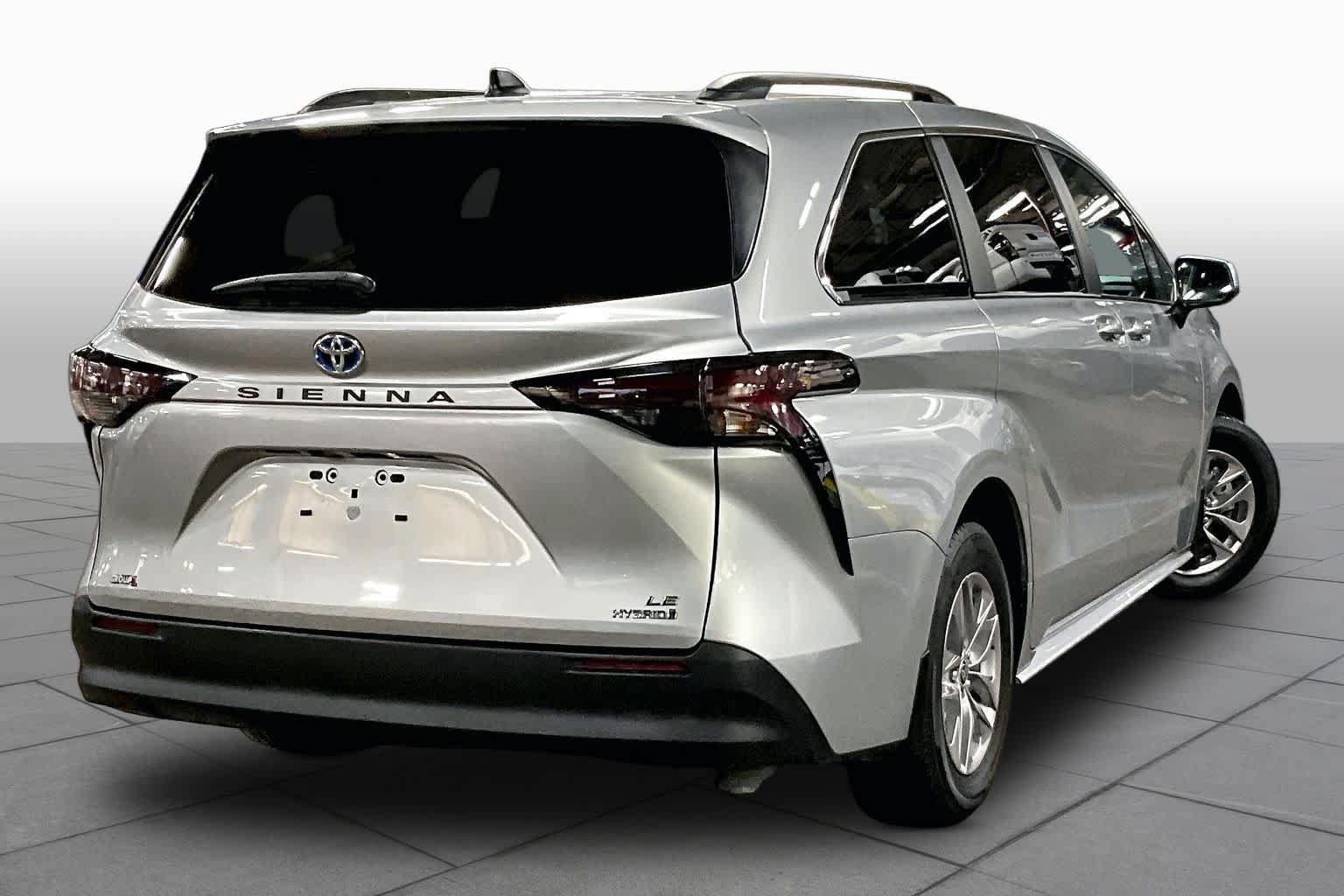 Used 2024 Toyota Sienna LE FWD image 13