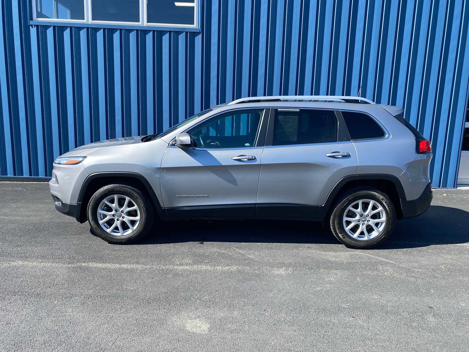 Used 2017 Jeep Cherokee Latitude w/ Comfort/Convenience Group AWD/4WD image 12