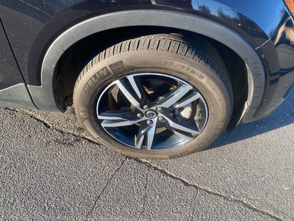 Used 2024 Volvo XC40 B5 Core image 9