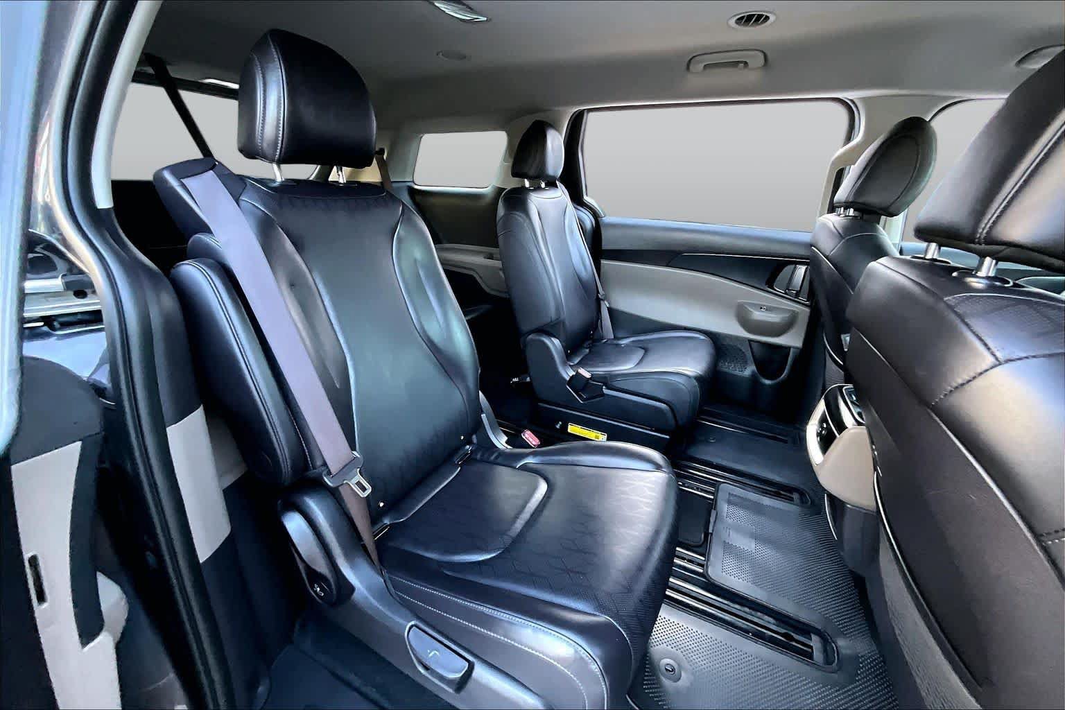 Used 2025 Kia Carnival FWD image 19