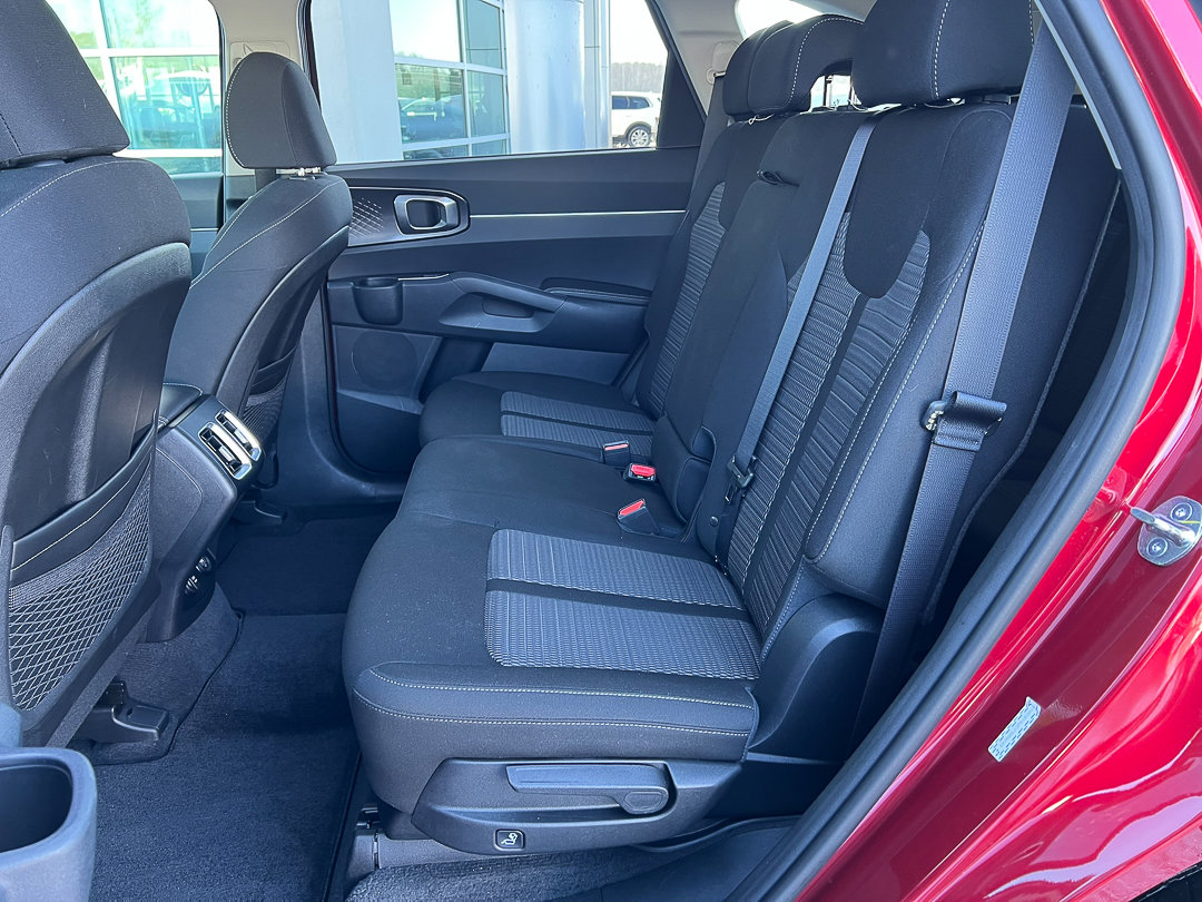 Used 2023 Kia Sorento LX image 46