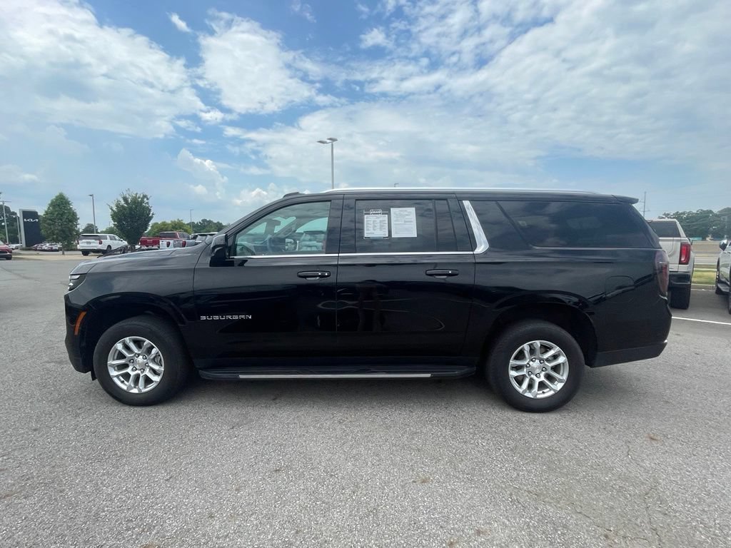Used 2025 Chevrolet Suburban LT RWD image 4
