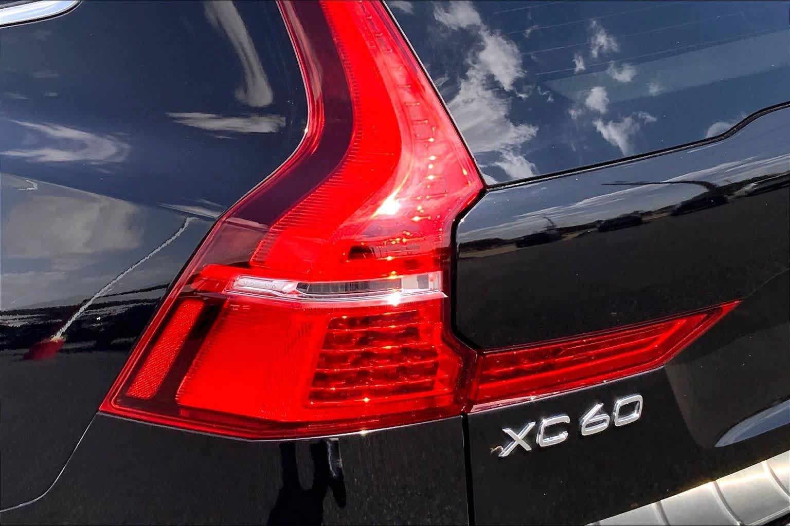 Used 2021 Volvo XC60 T5 Momentum w/ Protection Package Premier FWD image 29