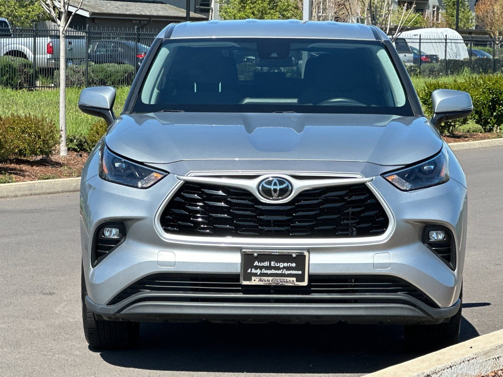 Used 2024 Toyota Highlander LE AWD/4WD image 8