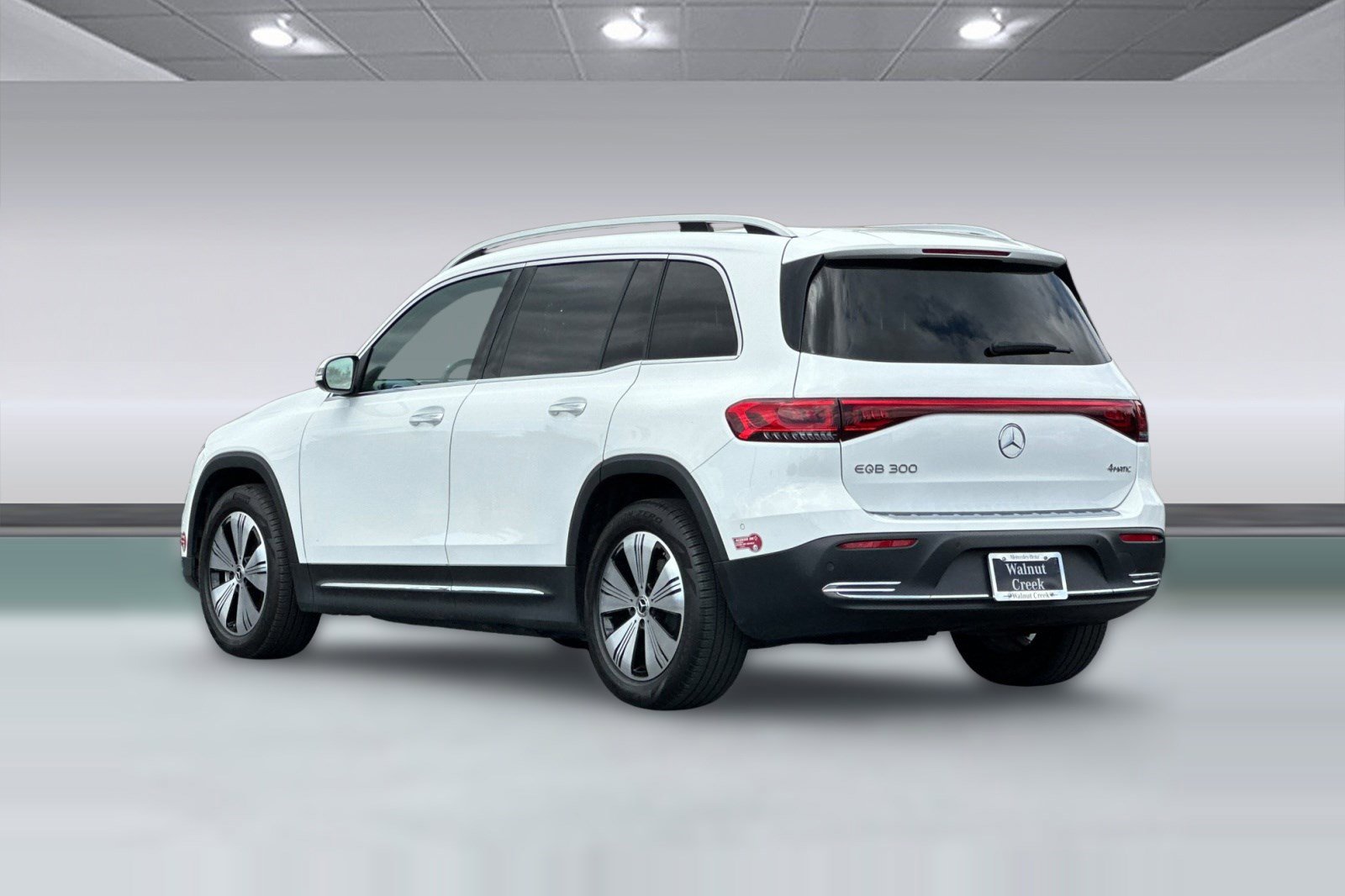 Used 2023 Mercedes-Benz EQB 300 4MATIC image 3