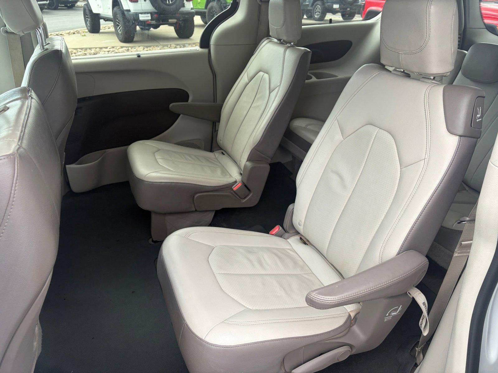 Used 2018 Chrysler Pacifica Touring-L FWD image 26