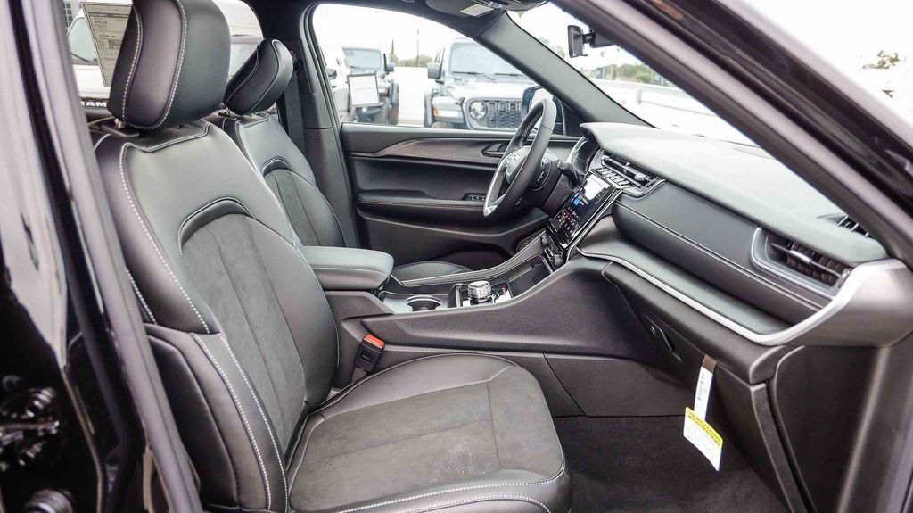 New 2025 Jeep Grand Cherokee L Altitude image 18