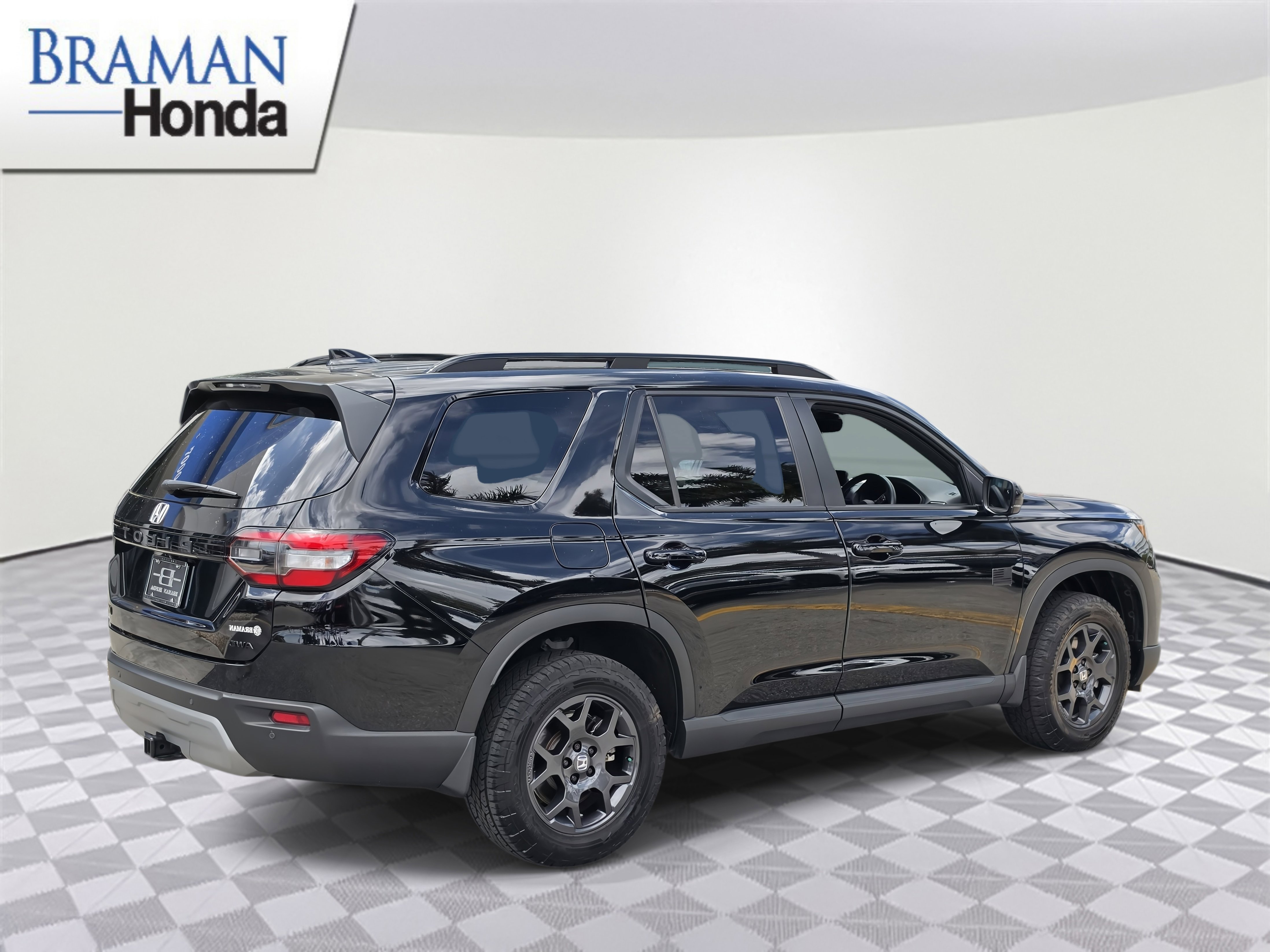 Certified 2023 Honda Pilot TrailSport image 4