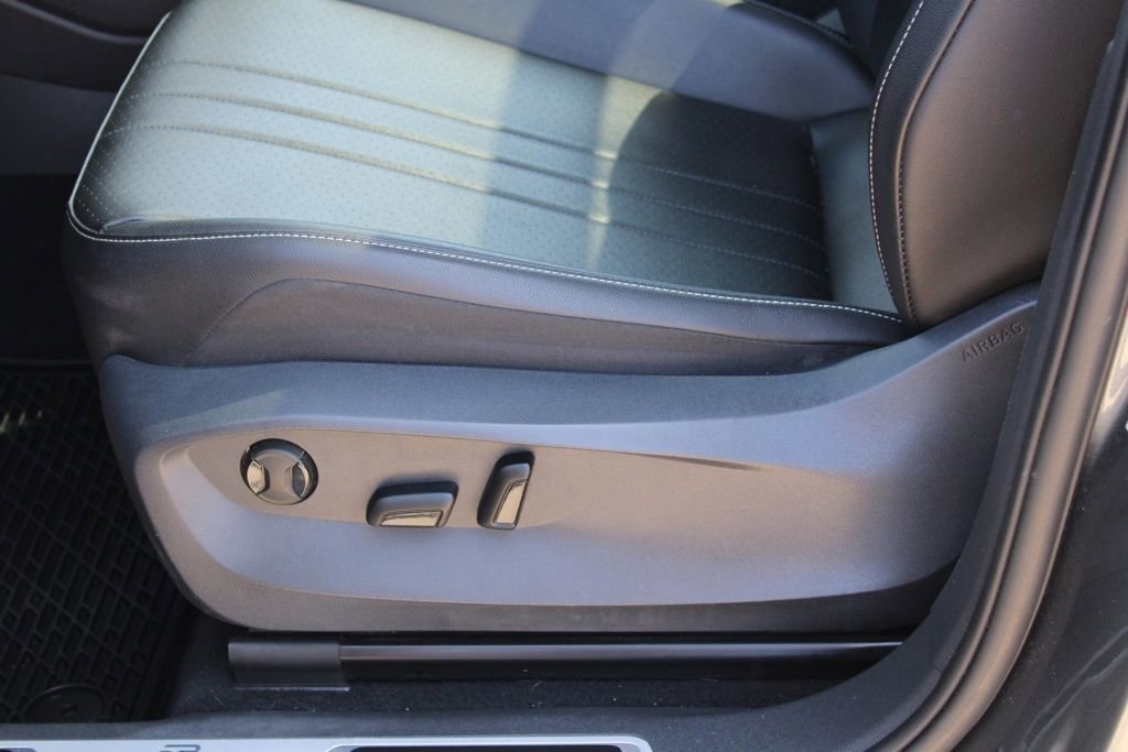 Used 2022 Volkswagen Tiguan SE R-Line image 18