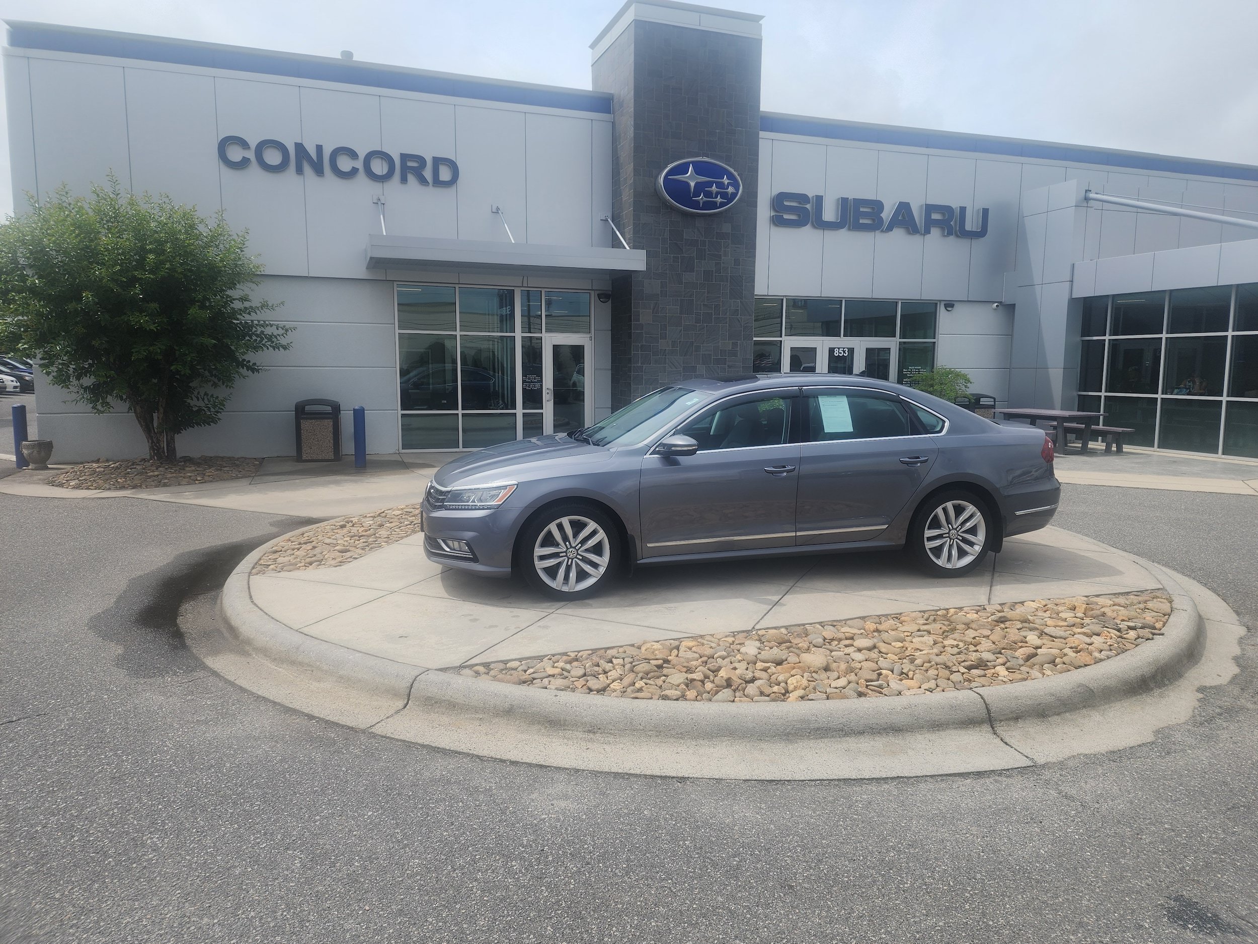Used 2017 Volkswagen Passat 1.8T SE FWD image 1